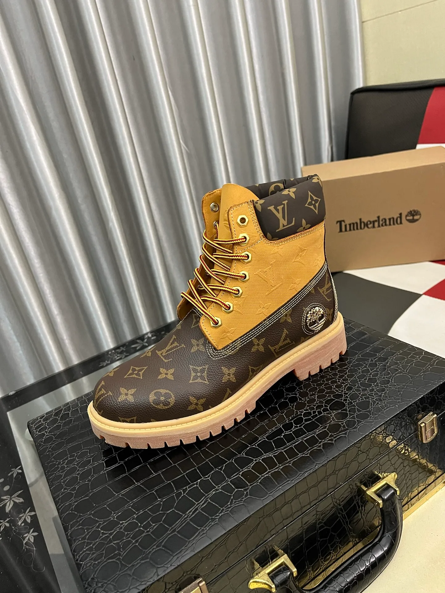 Ex-factory price: 458⌚️⌚️LV x Timberland Timberland joint model Presbyopia Embossed Rhubarb Boots Ankle Boots Short Boots LV x Timberland ankle boots are made of Monogram embossed waterproof nubuck cow leather, relying on the brand's exquisite craftsmanship to carefully reshape the classic Timberland 6-inch boot shape in Italy, with an eye-catching American workwear style. Created by Pharrell Williams 2025 autumn and winter menswear show. Monogram embossed tongue, original Timberland laces and outsole are exquisite details, and the leather label expresses the cooperation logo. Exquisite packaging at the delivery counter🛍📦 ▪️Material: Original customized imported first-layer cowhide ▪️Inner lining: Original customized leather lining/mesh lining ▪️Outsole: Original molded rubber material ▪️Sole thickness: 3.5CM ▪️Size: 38-44